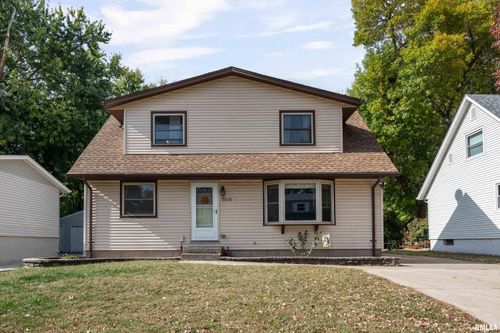 5904 Hillandale Rd, Davenport, IA, 52806-2741 | Card Image