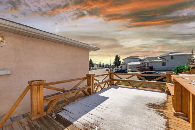 139 Appleglen Park Se, Home with 3 bedrooms, 2 bathrooms and 4 parking in Calgary AB | Image 4