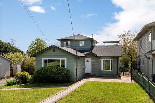545 Tait St, Victoria, BC, V8Z2C7 | Card Image