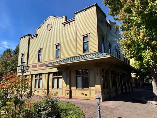 680 G Street, Jacksonville, OR, 97530 | Card Image