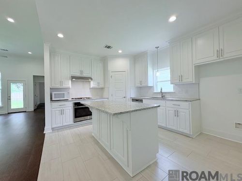 22841 Balsam Dr, Denham Springs, LA, 70726-8844 | Card Image