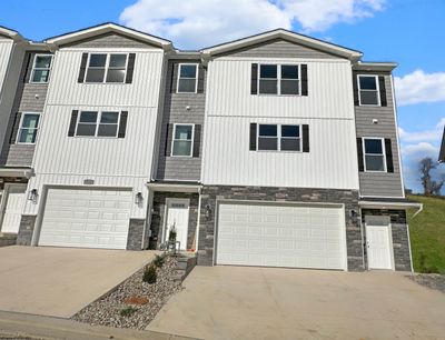 252 Red Oak Lane, Townhouse with 3 bedrooms, 2 bathrooms and 2 parking in Morgantown WV | Image 1