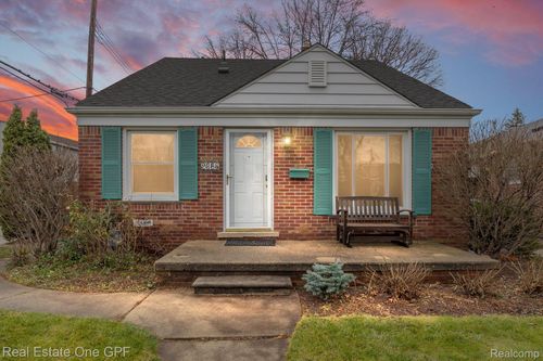 2368 Stanhope St, Grosse Pointe Woods, MI, 48236-1910 | Card Image