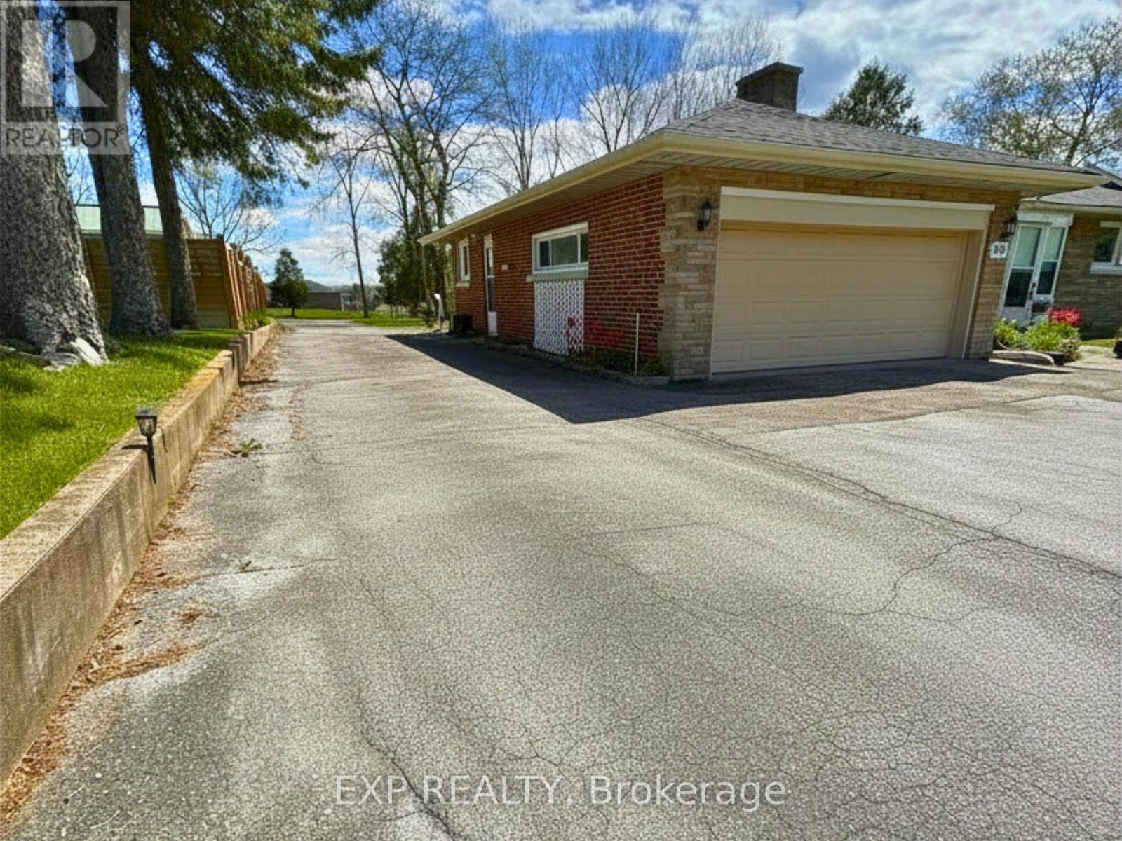 Residential in Norfolk (Simcoe) 2