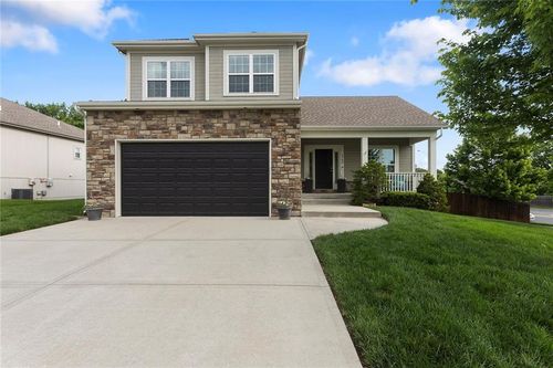 1740 Ne Nine Oaks Dr, Lees Summit, MO, 64086-7814 | Card Image