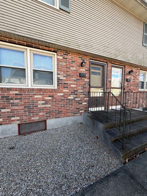 10-10 Crown St, Bristol, CT, 06010-6121 | Card Image