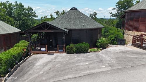 1086 Towering Oaks Dr, Sevierville, TN, 37876-2546 | Card Image