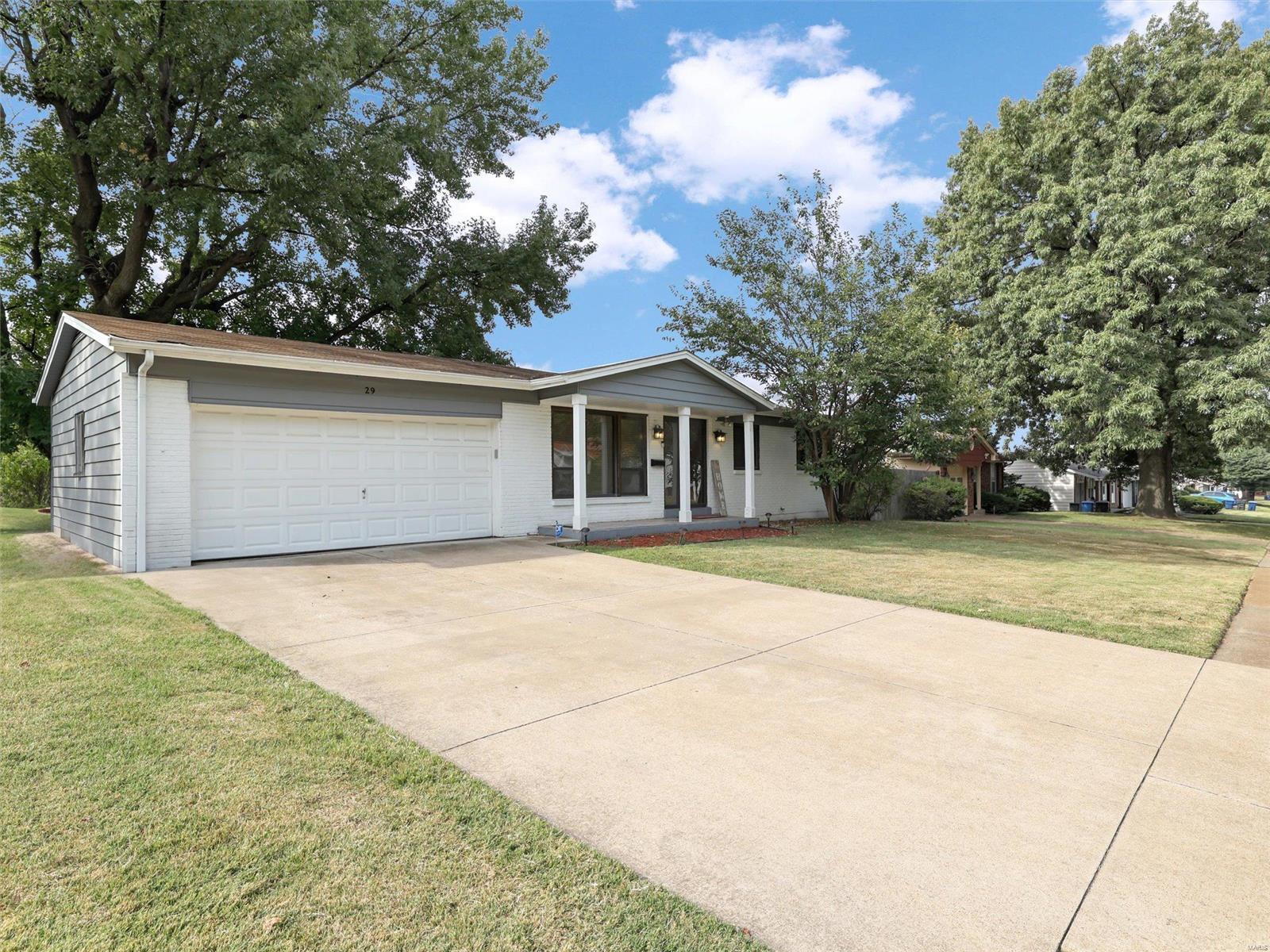 Gray Brooke Ln, Florissant, MO 63031