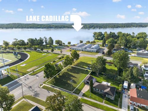 605 Walnut St, Cadillac, MI, 49601-1760 | Card Image