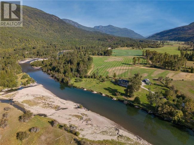 2388 Lawrence Rd, House other with 3 bedrooms, 3 bathrooms and 20 parking in Lumby BC | Image 4