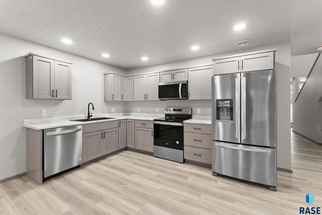 711 Dakota Ave, Townhouse with 3 bedrooms, 3 bathrooms and null parking in Dell Rapids SD | Image 4