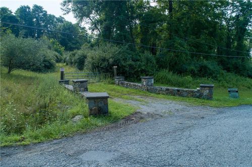 8 Ravine Rd, Pawling, NY, 12564-3306 | Card Image