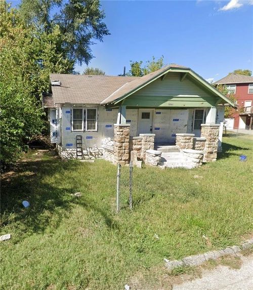 2222 Hickam Dr, Kansas City, KS, 66104-4571 | Card Image