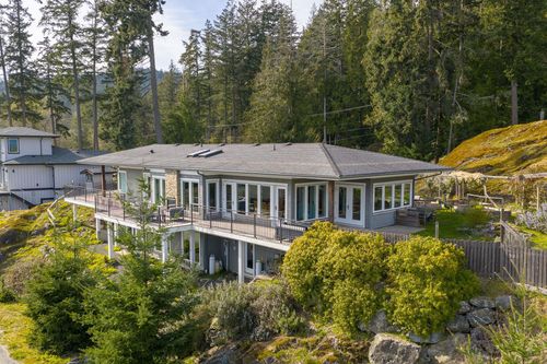 889 Cowan Point Dr, Bowen Island, BC, V0N1G2 | Card Image