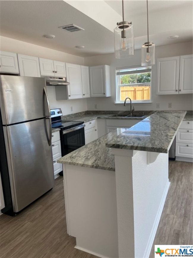 1006 E Fannin St, Home with 3 bedrooms, 3 bathrooms and null parking in Luling TX | Image 10
