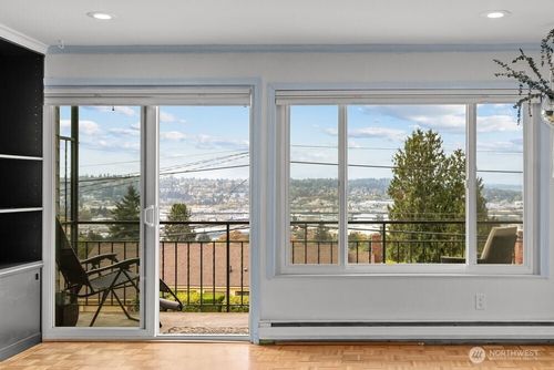 203-303 N 44th St, Seattle, WA, 98103-7040 | Card Image