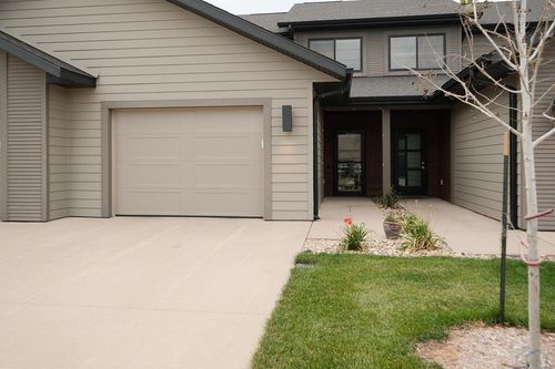 710 12th St Ne, Sioux Center, IA, 51250-2227 | Card Image