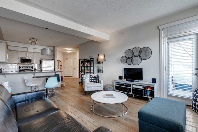 406 - 2422 Erlton Street Sw, Home with 2 bedrooms, 2 bathrooms and 1 parking in Calgary AB | Image 3