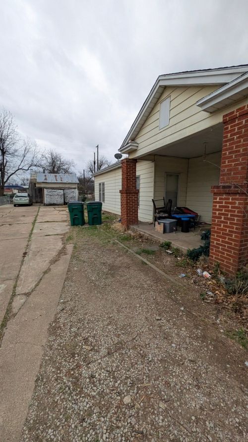 405 W Elm St, Olney, TX, 76374-1818 | Card Image