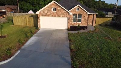 724 Cottonwood Drive, House other with 3 bedrooms, 2 bathrooms and null parking in Wharton TX | Image 2