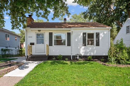 3433 N Sturdevant St, Davenport, IA, 52806-5639 | Card Image
