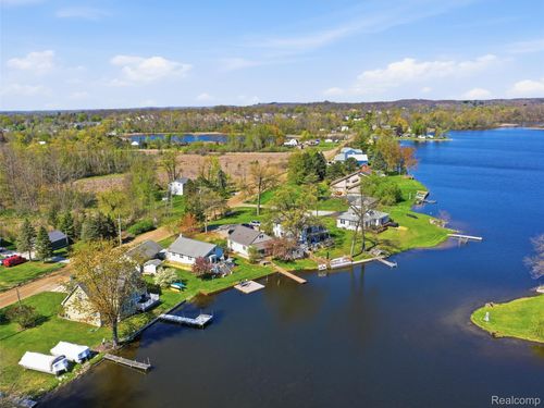 9114 Pontiac Lake Rd, White Lake, MI, 48386-1630 | Card Image