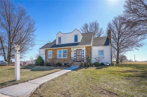 27615 Block Rd, Paola, KS, 66071-9470 | Card Image