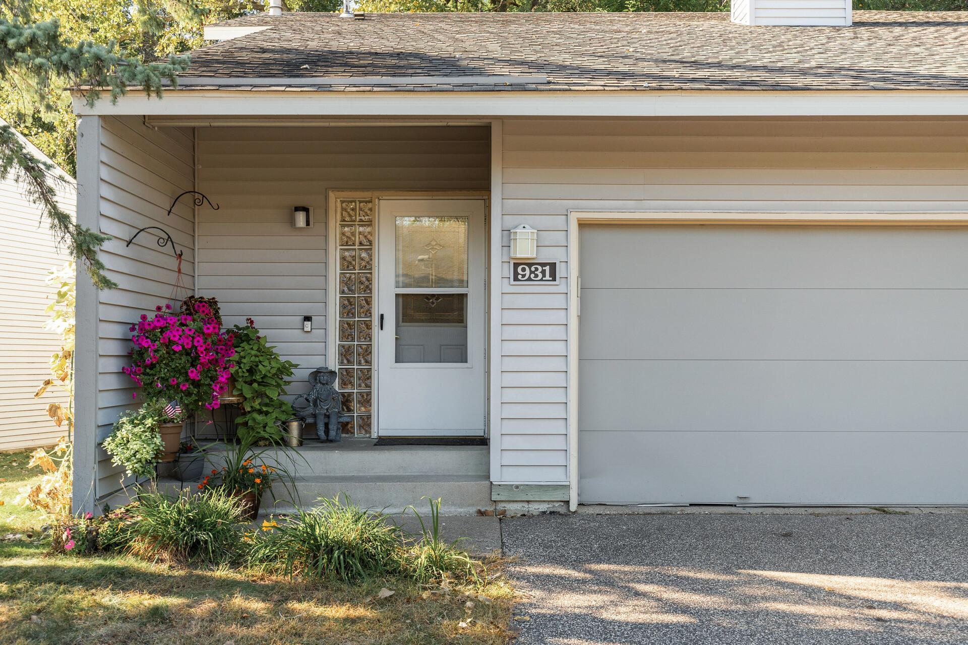 Monterey Ct, Saint Paul, MN 55126