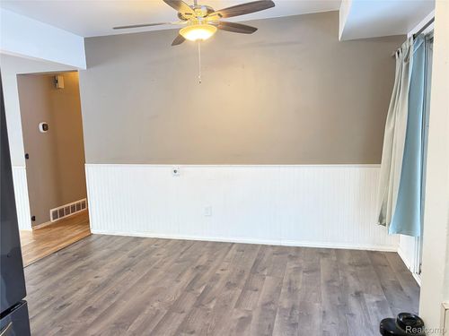 8506 Chesterfield Dr, Swartz Creek, MI, 48473-1273 | Card Image