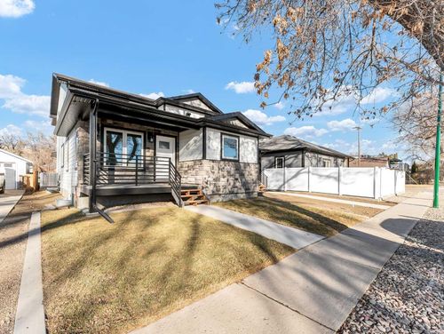 216 2 St Nw, Medicine Hat, AB, T1A6J5 | Card Image