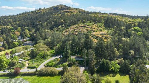 4439 Blenkinsop Rd, Saanich, BC, V8X2C3 | Card Image