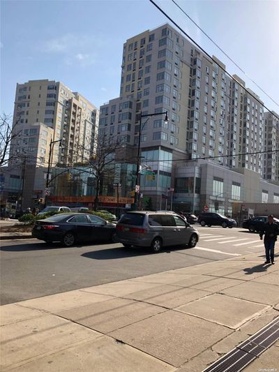 18F - 40-26 College Point Boulevard, Condo with 3 bedrooms, 3 bathrooms and null parking in Flushing NY | Image 2