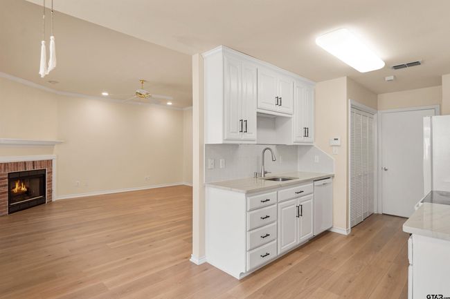APT-1504 - 5401 Hollytree Dr, Condo with 3 bedrooms, 2 bathrooms and null parking in Tyler TX | Image 5