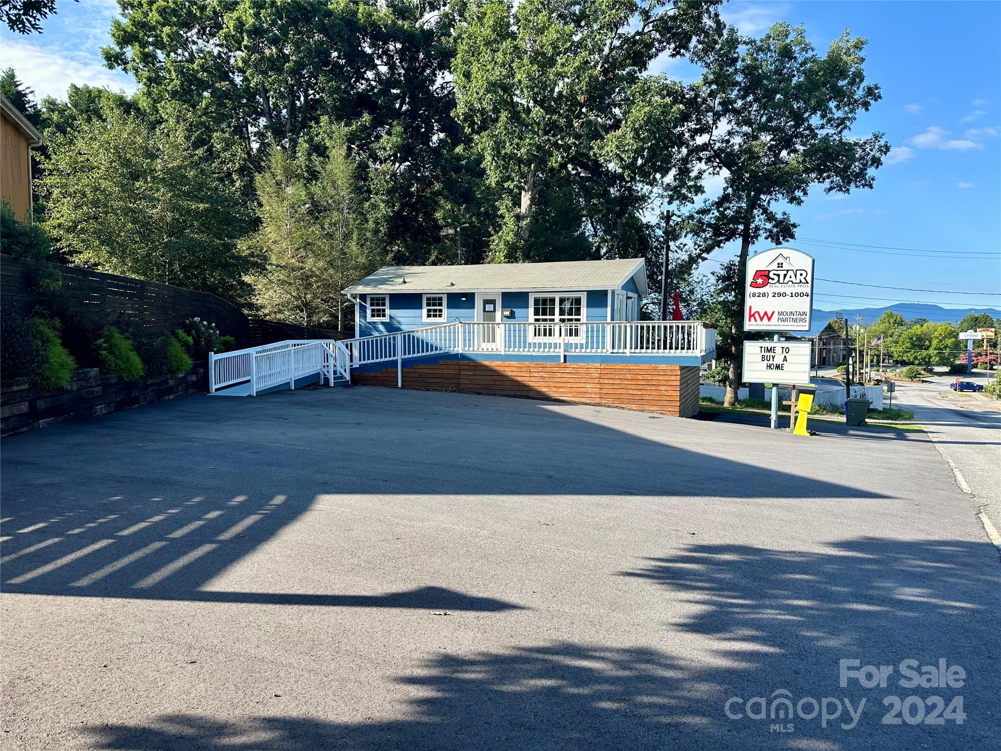 Mitchelle Dr, Hendersonville, NC 28792