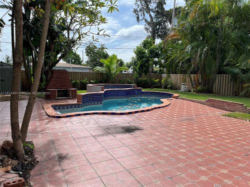 0-550 Ne 174th St, North Miami Beach, FL, 33162-1946 | Card Image