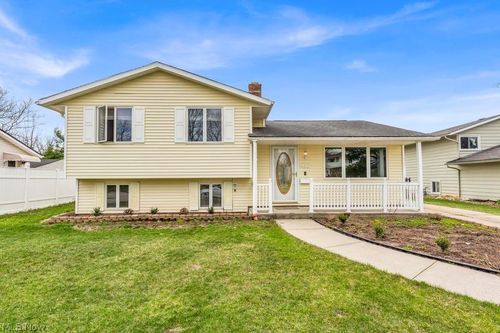 462 Waterbury Dr, Eastlake, OH, 44095-1227 | Card Image