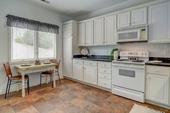 UNIT-5 - 1103 Mariners Way, Condo with 2 bedrooms, 2 bathrooms and null parking in Huddleston VA | Image 8