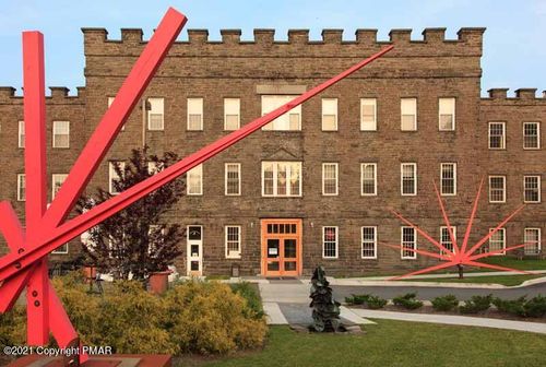 8 Silk Mill Dr, Hawley, PA, 18428-1413 | Card Image