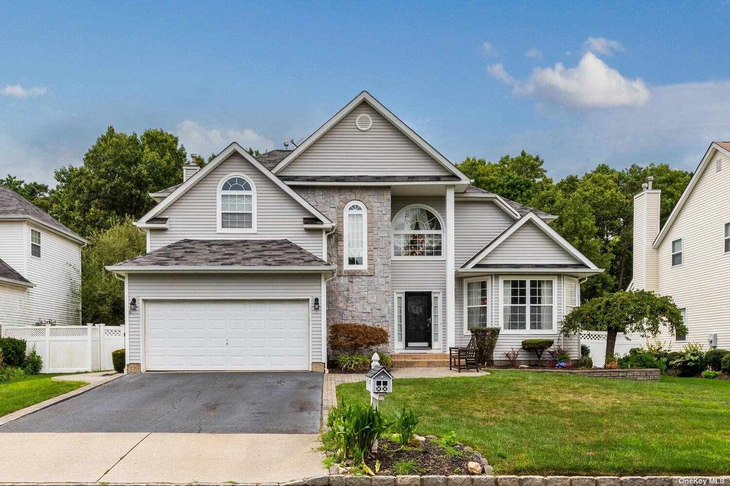 Marigold Ct, Holtsville, NY 11742