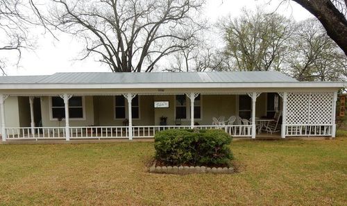 1006 E Highway St, Fredericksburg, TX, 78624-5220 | Card Image