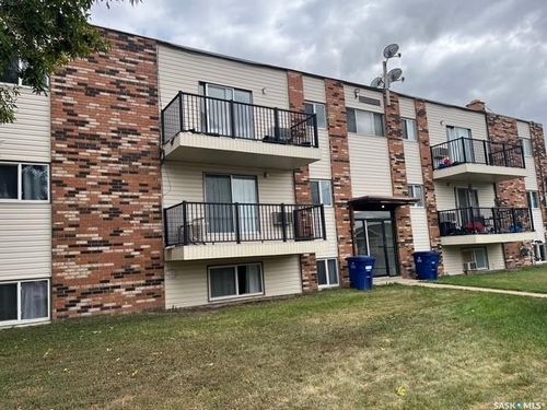 550 &amp; 510 Thomson St, Outlook, SK, S0L2N0 | Card Image