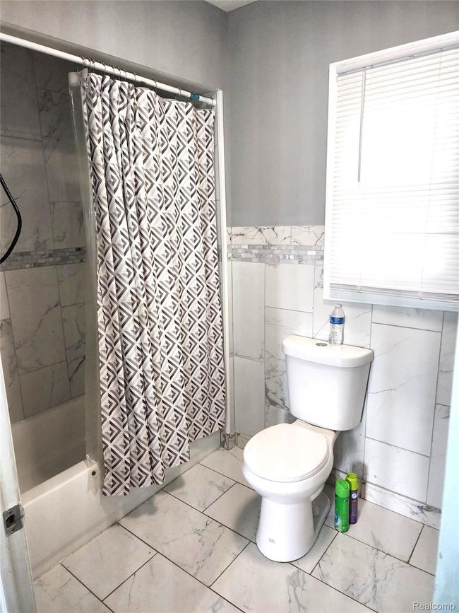 7) Bathroom - 2518 Thom St. Flint (1).jpg | Image 10