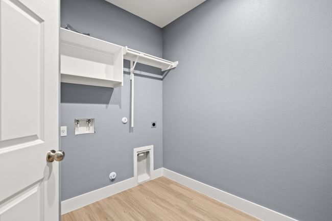 HALLWAY LAUNDRY ROOM | Image 25