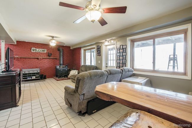 Great "hang out" room! | Image 38