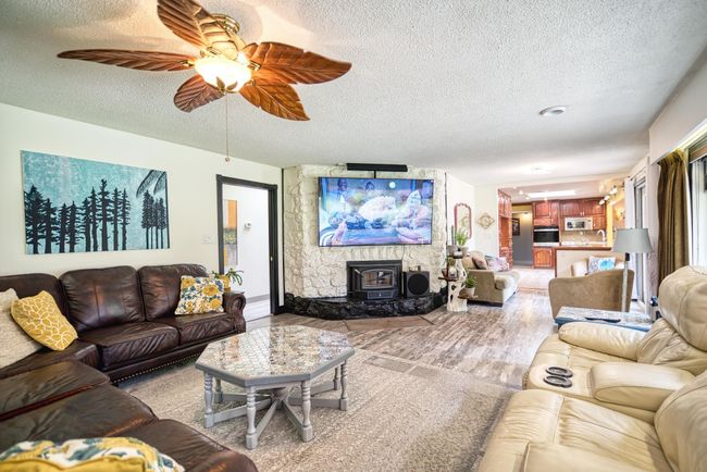 6241 Sechelt Inlet Rd, House other with 3 bedrooms, 2 bathrooms and 5 parking in Sechelt BC | Image 9