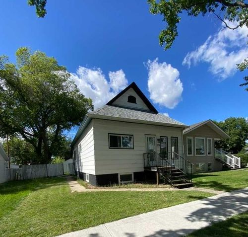 135 2 Street E, Brooks, AB, T1R0G9 | Card Image