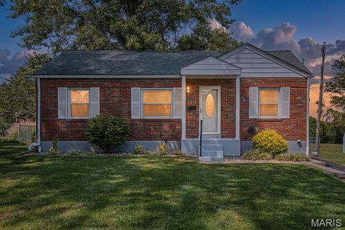 9251 Southview Ln, Saint Louis, MO, 63123-6441 | Card Image