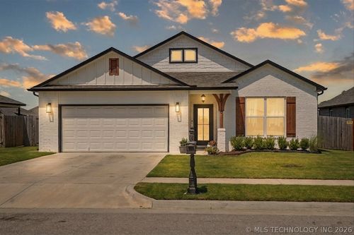 10710 N 121st East Ave, Owasso, OK, 74055-5219 | Card Image