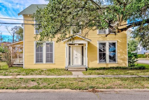 811 10th St, Orange, TX, 77630-5012 | Card Image