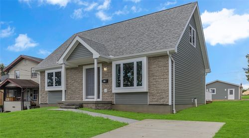 425 18th Ave, Patterson Hts, PA, 15010-2945 | Card Image